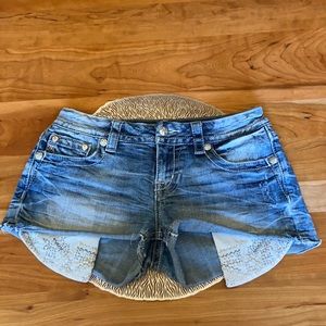 Miss Me Signature Frayed Stretch Short, Sz 28